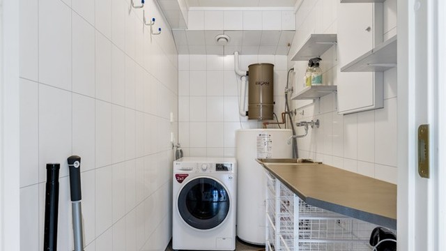 Separat vaskerom med opplegg for vaskemaskin og sentralstøvsuger.
