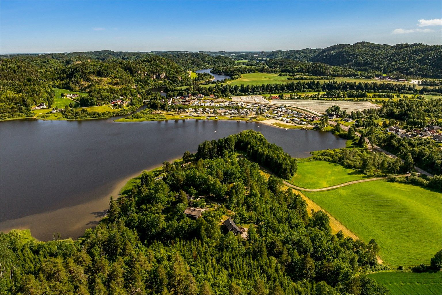 En kort spasertur fra eiendommen, ved Meløstranda Camping, finner du en større badeplass med både sandstrand og badeflåte. Her er det tilrettelagt for både store og små. Plassen har også lekeplass og kiosk.