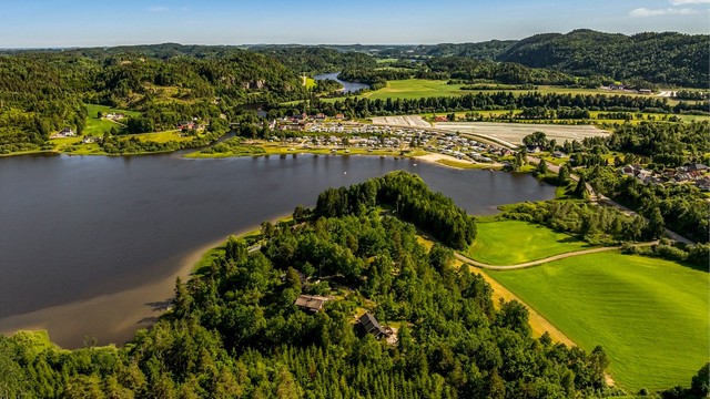 En kort spasertur fra eiendommen, ved Meløstranda Camping, finner du en større badeplass med både sandstrand og badeflåte. Her er det tilrettelagt for både store og små. Plassen har også lekeplass og kiosk.