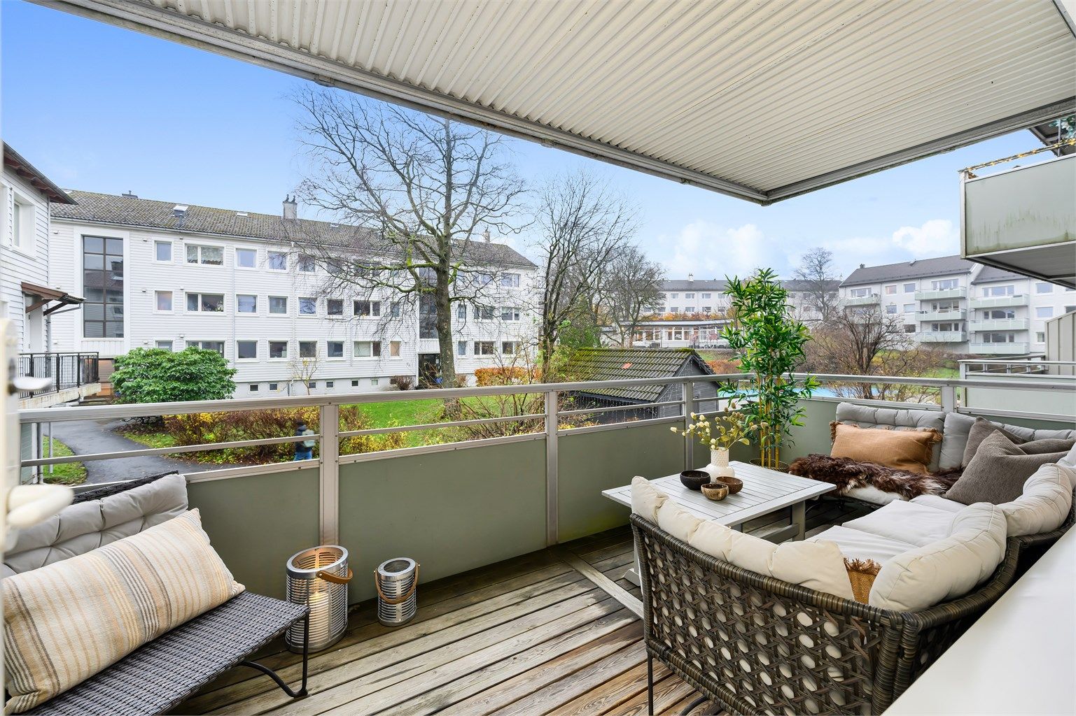 Stor vestvendt balkong til allsidig bruk gjennom året. 