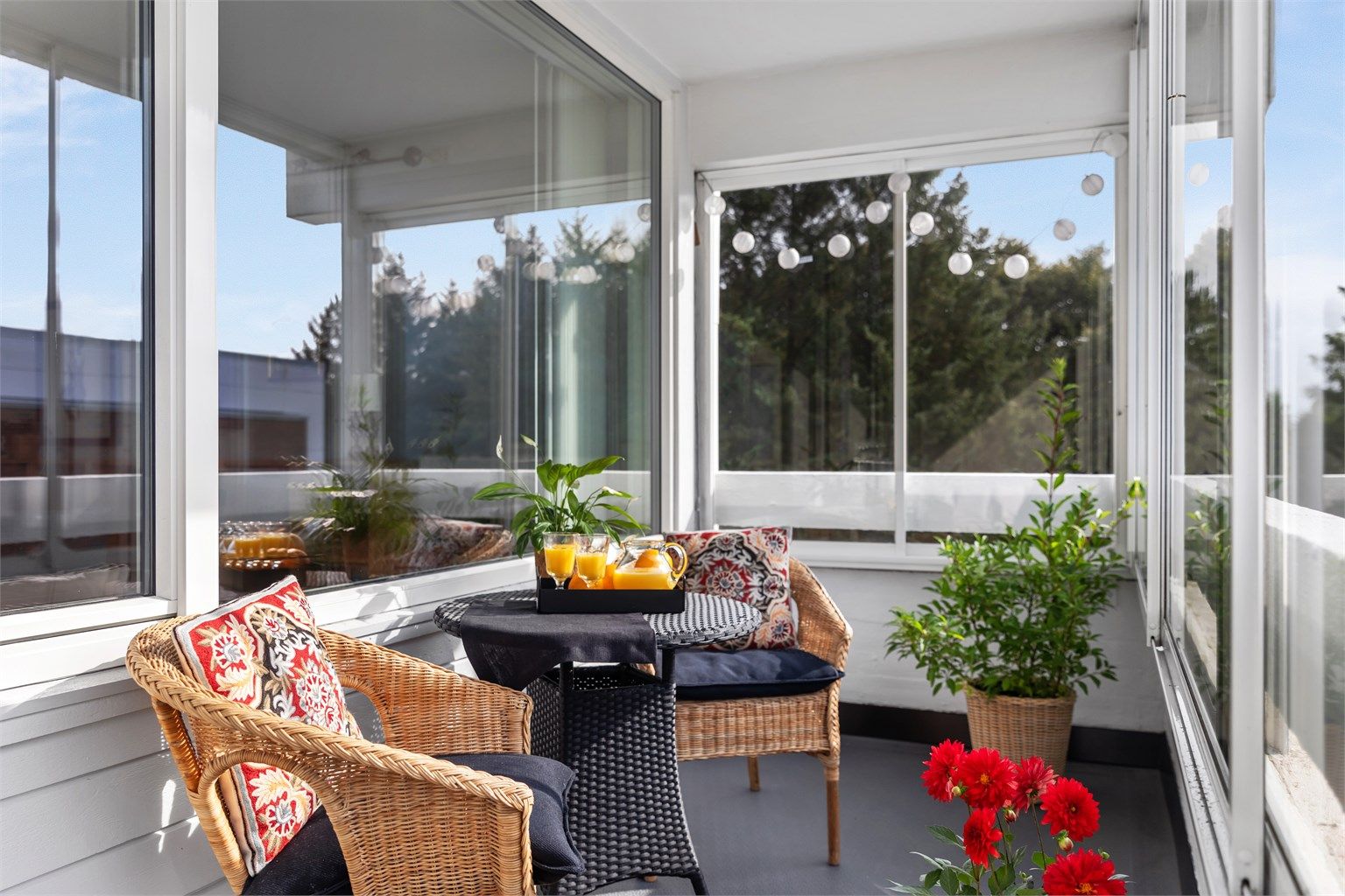 Leiligheten har 3 soverom, 1 bad/WC, stue- og kjøkken og en solrik balkong. 