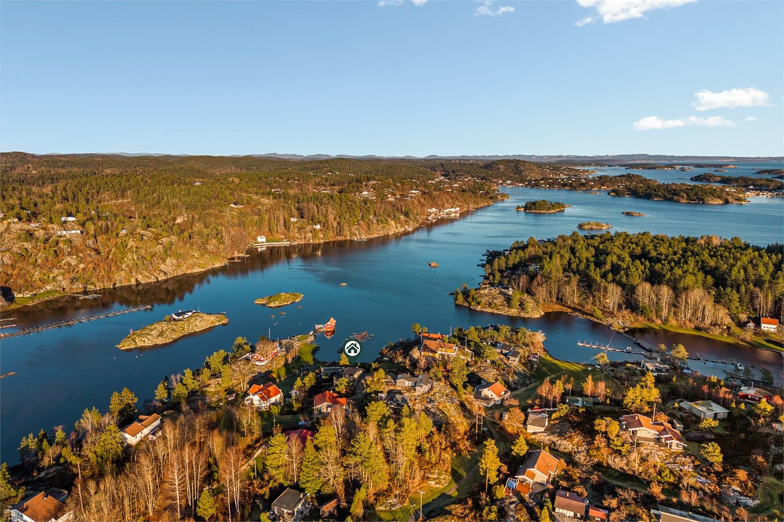 Området byr på et rikt båt- og friluftsliv med utallige turmuligheter.