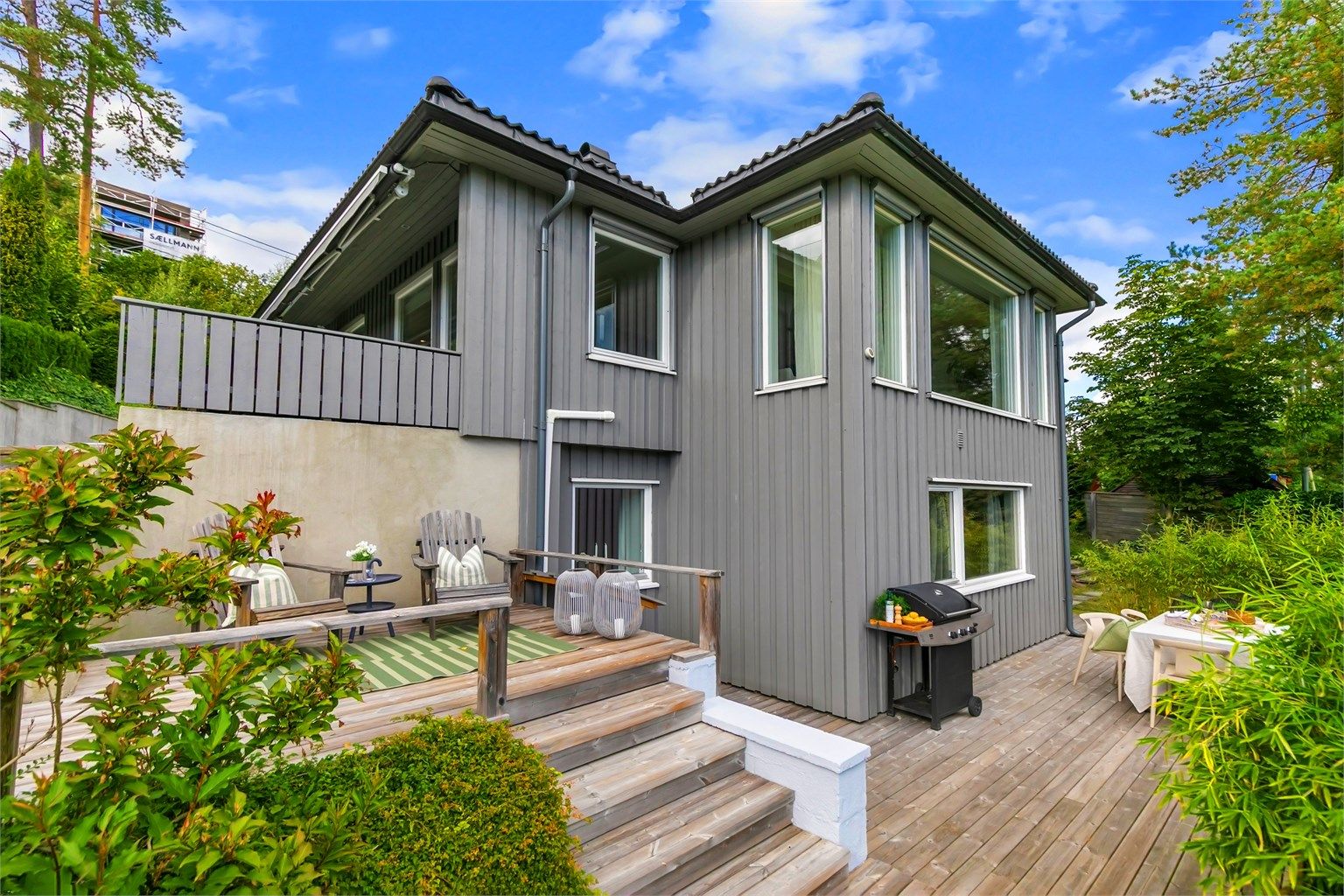 Boligen sett fra hagen med de ulike terrassenivåene.