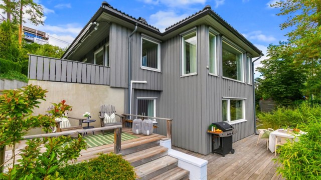 Boligen sett fra hagen med de ulike terrassenivåene.