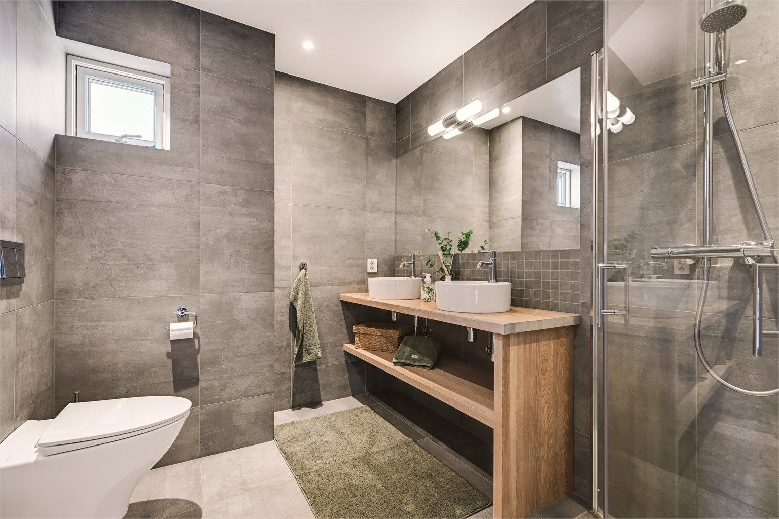 Delikat, flislagt bad i første etasje, utført av firma i 2018. Rommet har elektriske varmekabler i gulvet.