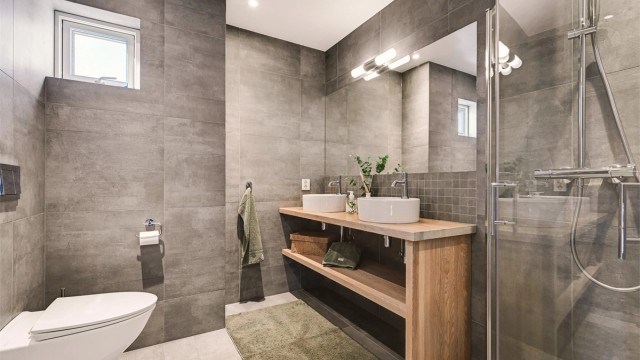 Delikat, flislagt bad i første etasje, utført av firma i 2018. Rommet har elektriske varmekabler i gulvet.