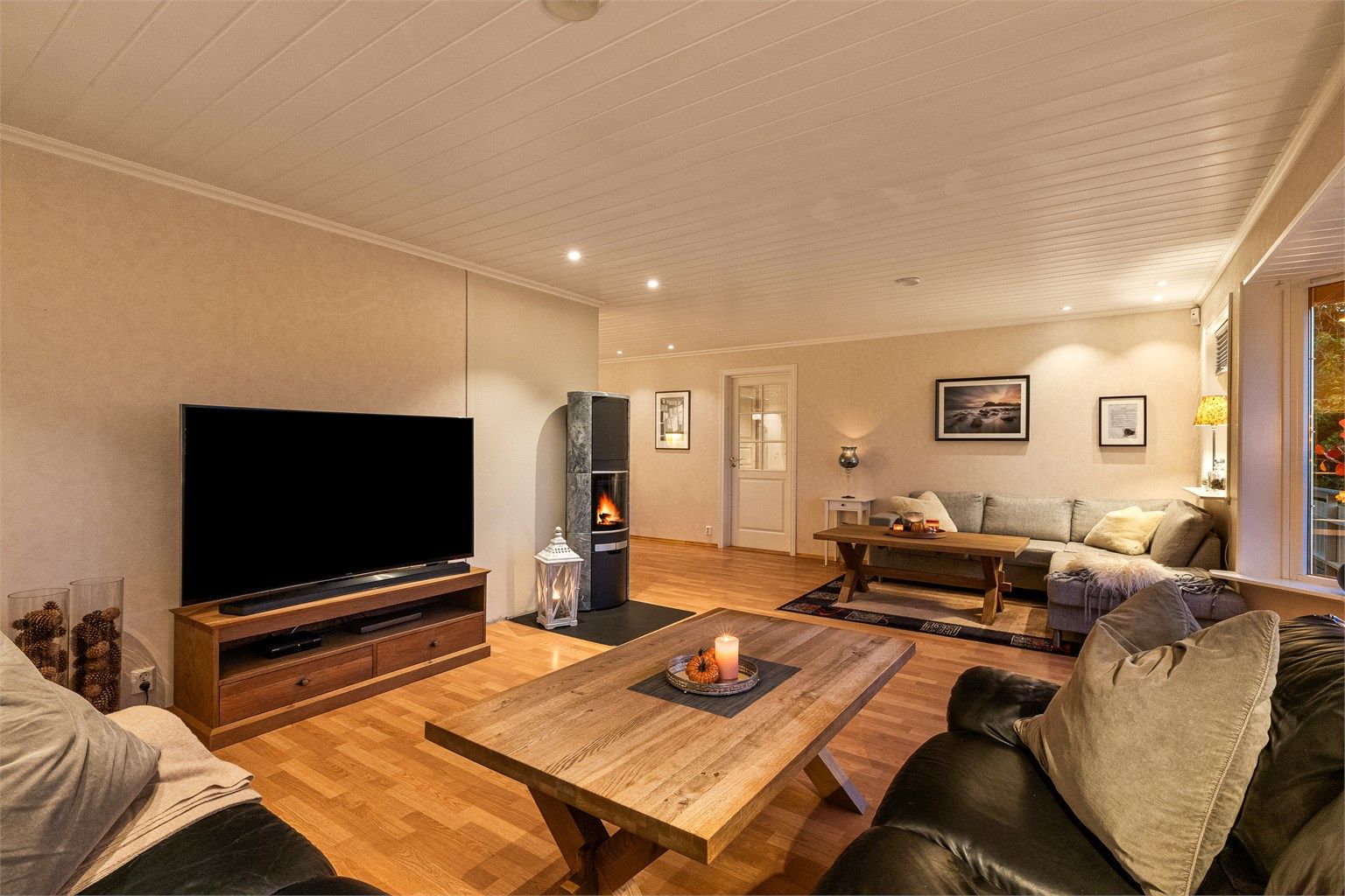 Stuen har god plass til flere sittegrupper