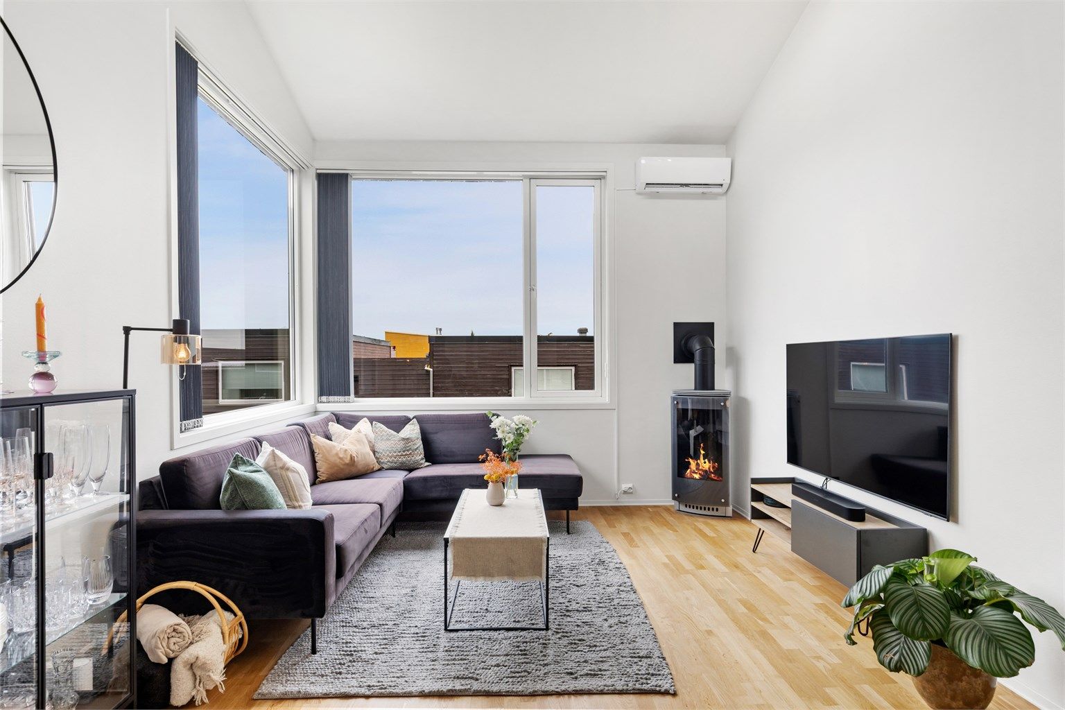 Stue - store vindusflater slipper inn rikelig med naturlig dagslys