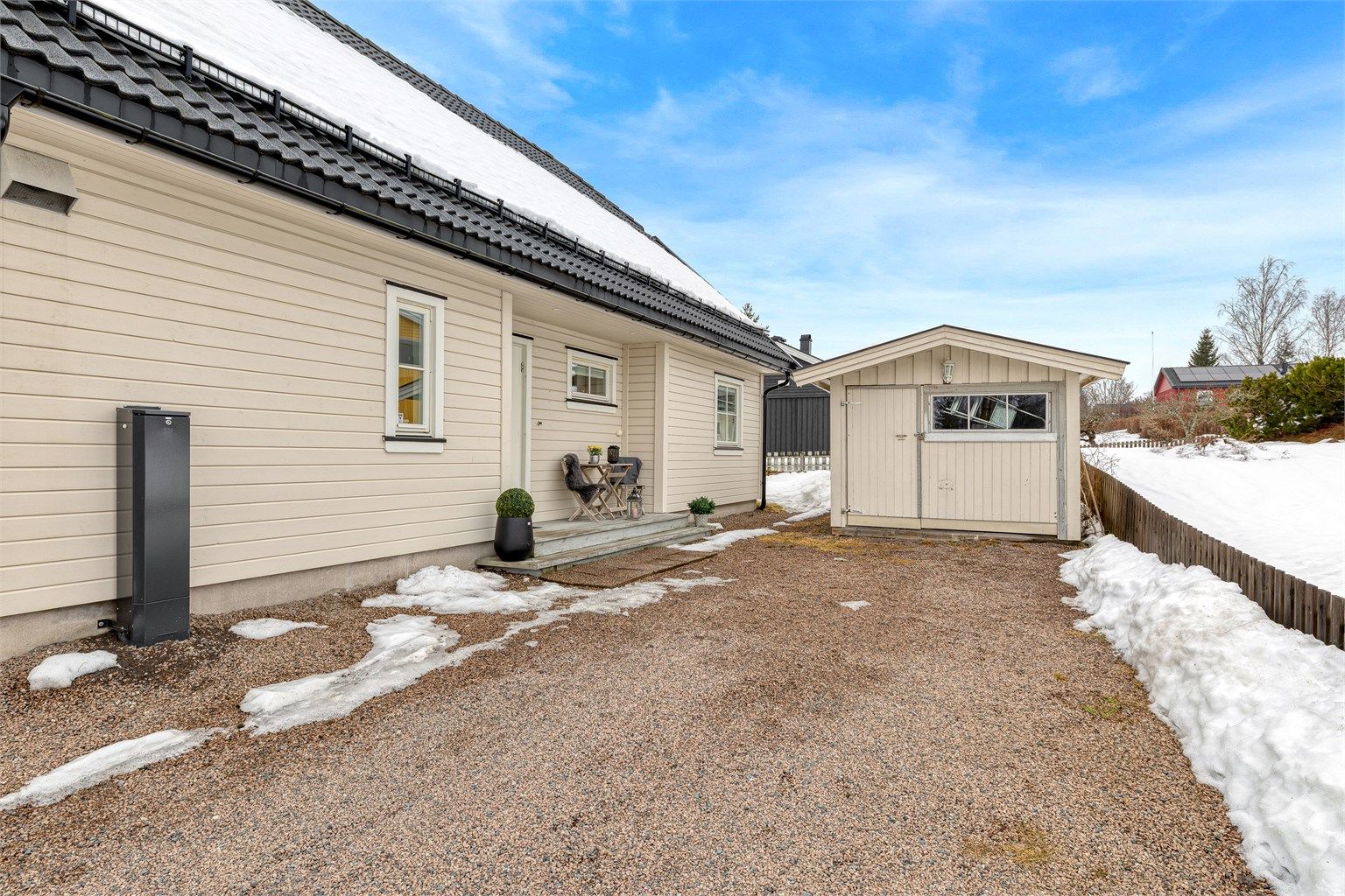 Ved inngangspartiet er inngangsdør innkravet i huskroppen slik at det blir tak over plassen ved inngangsdøren, denne plassen er også en hyggelig uteplass for en rolig kaffestund