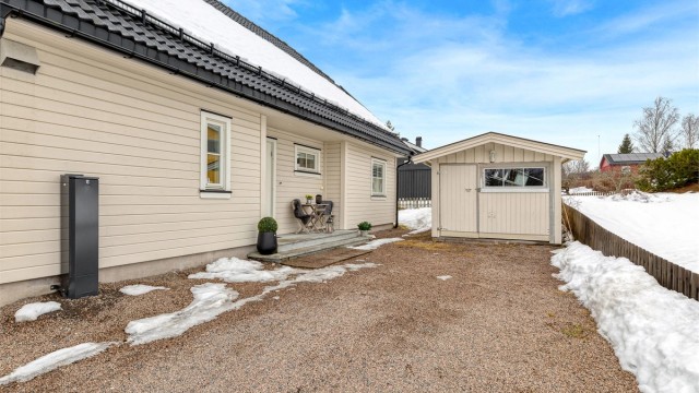 Ved inngangspartiet er inngangsdør innkravet i huskroppen slik at det blir tak over plassen ved inngangsdøren, denne plassen er også en hyggelig uteplass for en rolig kaffestund