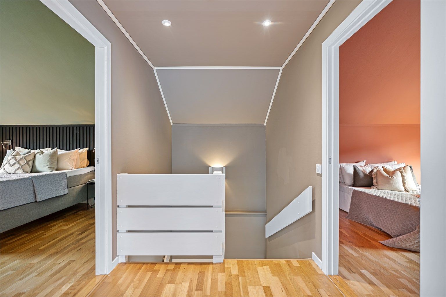 Boligens øverste etasje har en meget god planløsning med 4 store soverom og bad. 