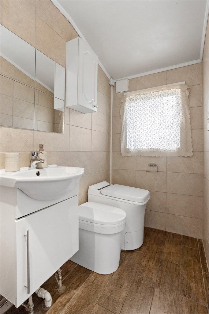 Badet i hovedetasjen har flislagte vegger, servantskap, Cinderella forbrenningstoalett og urinal.