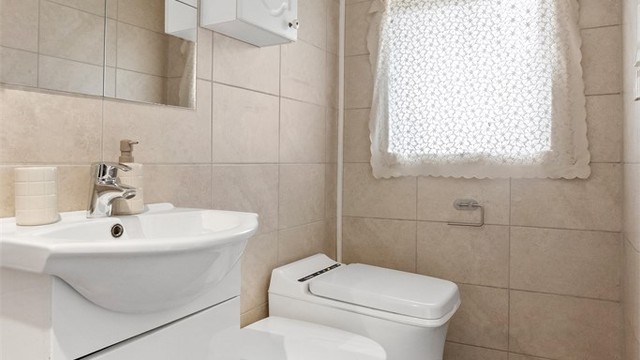 Badet i hovedetasjen har flislagte vegger, servantskap, Cinderella forbrenningstoalett og urinal.