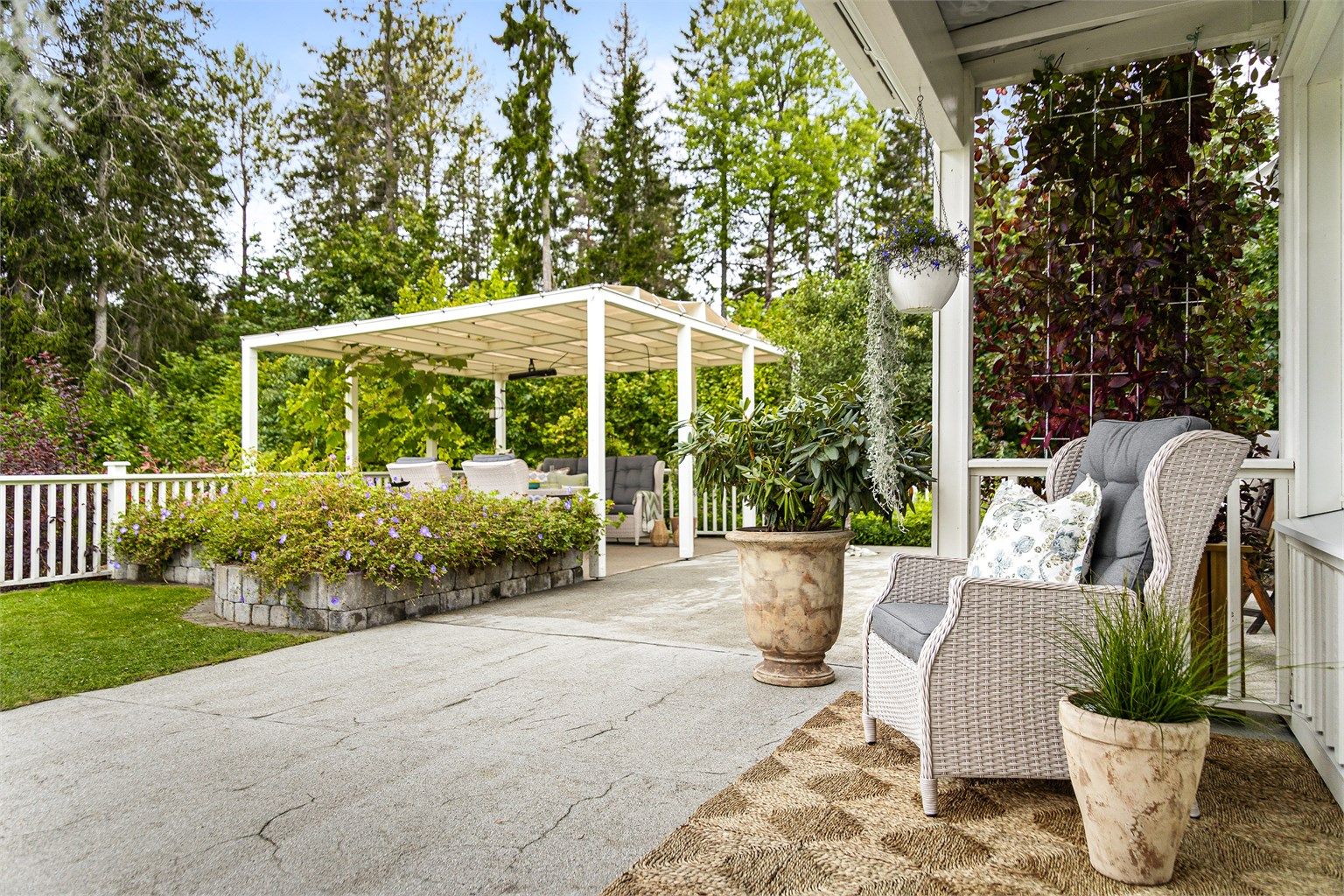 En overbygget del av uteplassen gir ly for vær og vind.