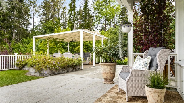 En overbygget del av uteplassen gir ly for vær og vind.