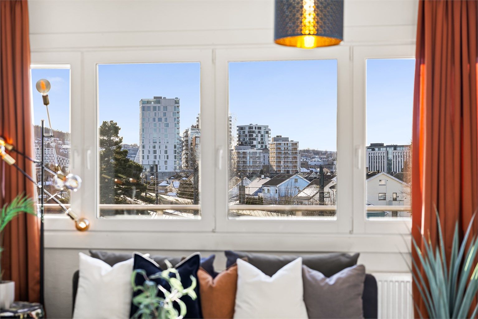 Fra leiligheten er det flott utsikt over byen. 