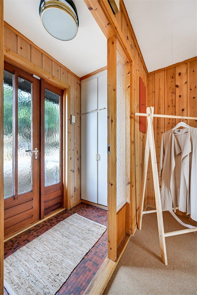 Vindfang med praktisk plassbygget garderobeskap.