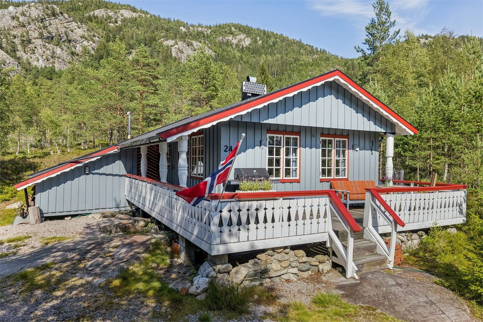 Krogsveen v/ Ender Hajdaraj presenterer Årmotåsen 24! Foto: EFKT