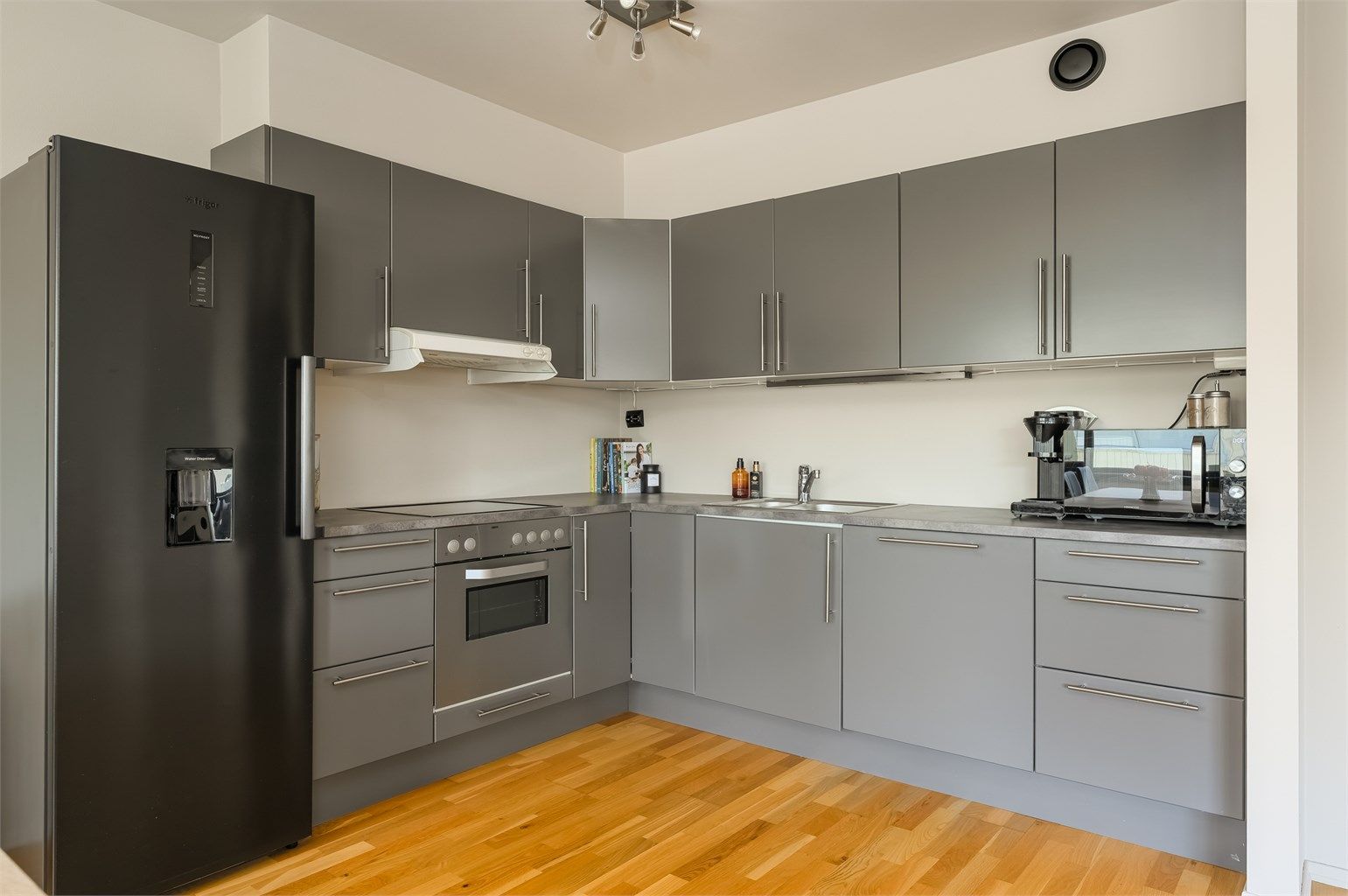 Kjøkken med gode oppbevaringsmuligheter og god benkplass