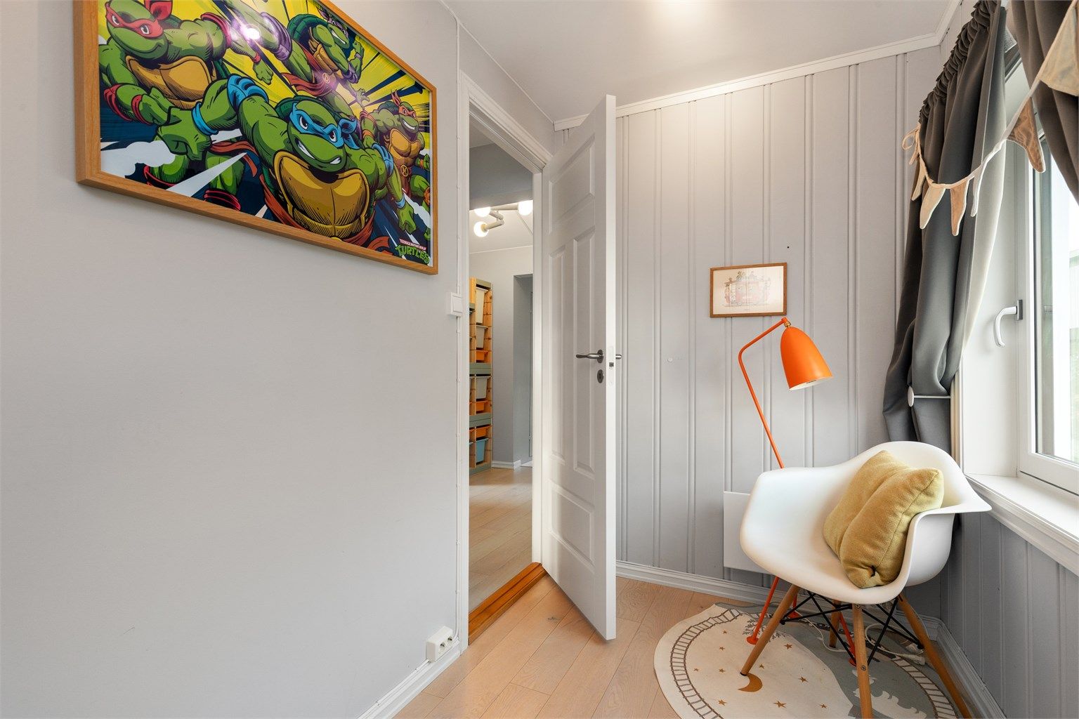 Rommet har plass til en seng og skrivepult