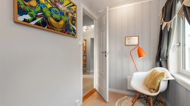 Rommet har plass til en seng og skrivepult