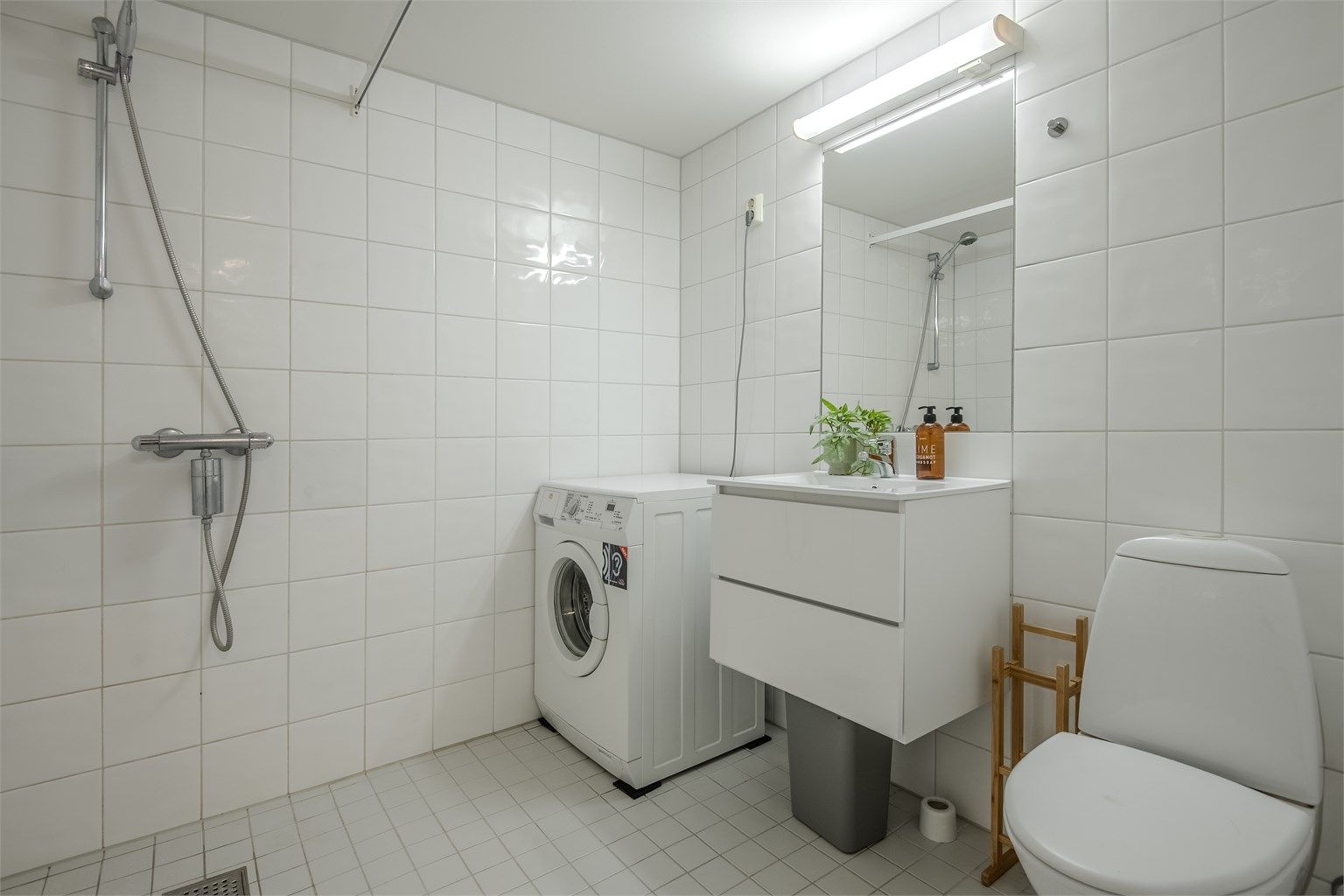 Helfliset bad med gulvvarme og opplegg for vaskemaskin.