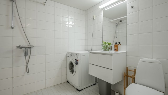 Helfliset bad med gulvvarme og opplegg for vaskemaskin.