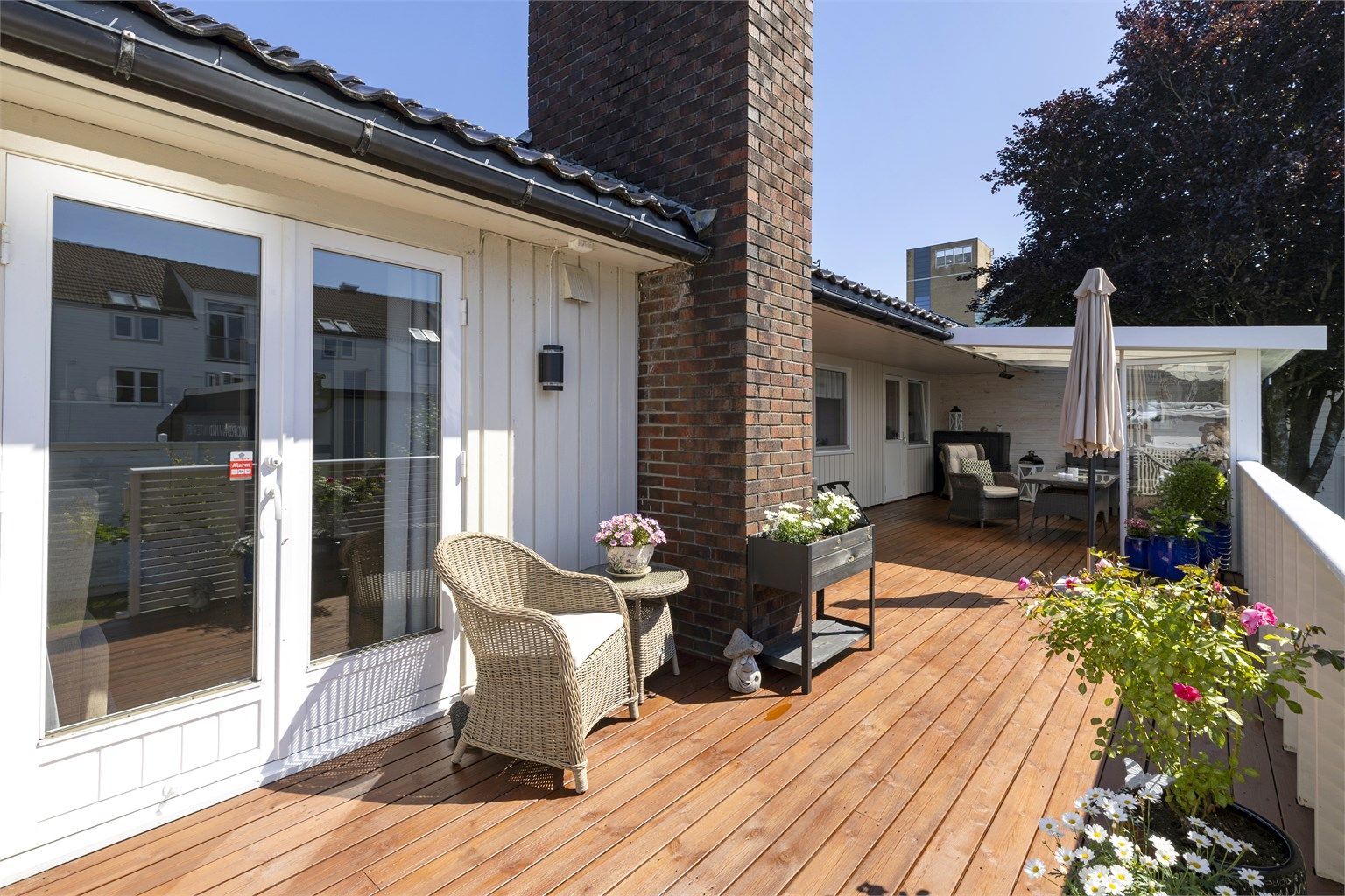 Stor og flott terrasse med adkomst fra stuen