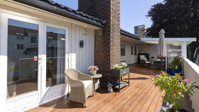 Stor og flott terrasse med adkomst fra stuen