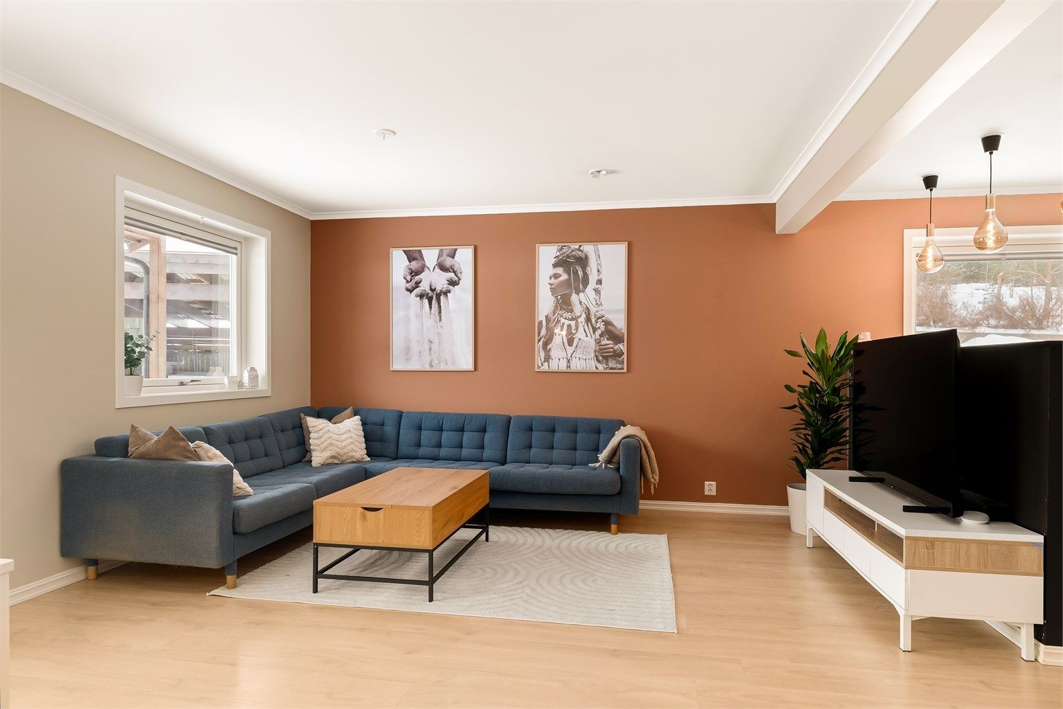 Sittestue mot kjøkkenet i delvis åpen løsning