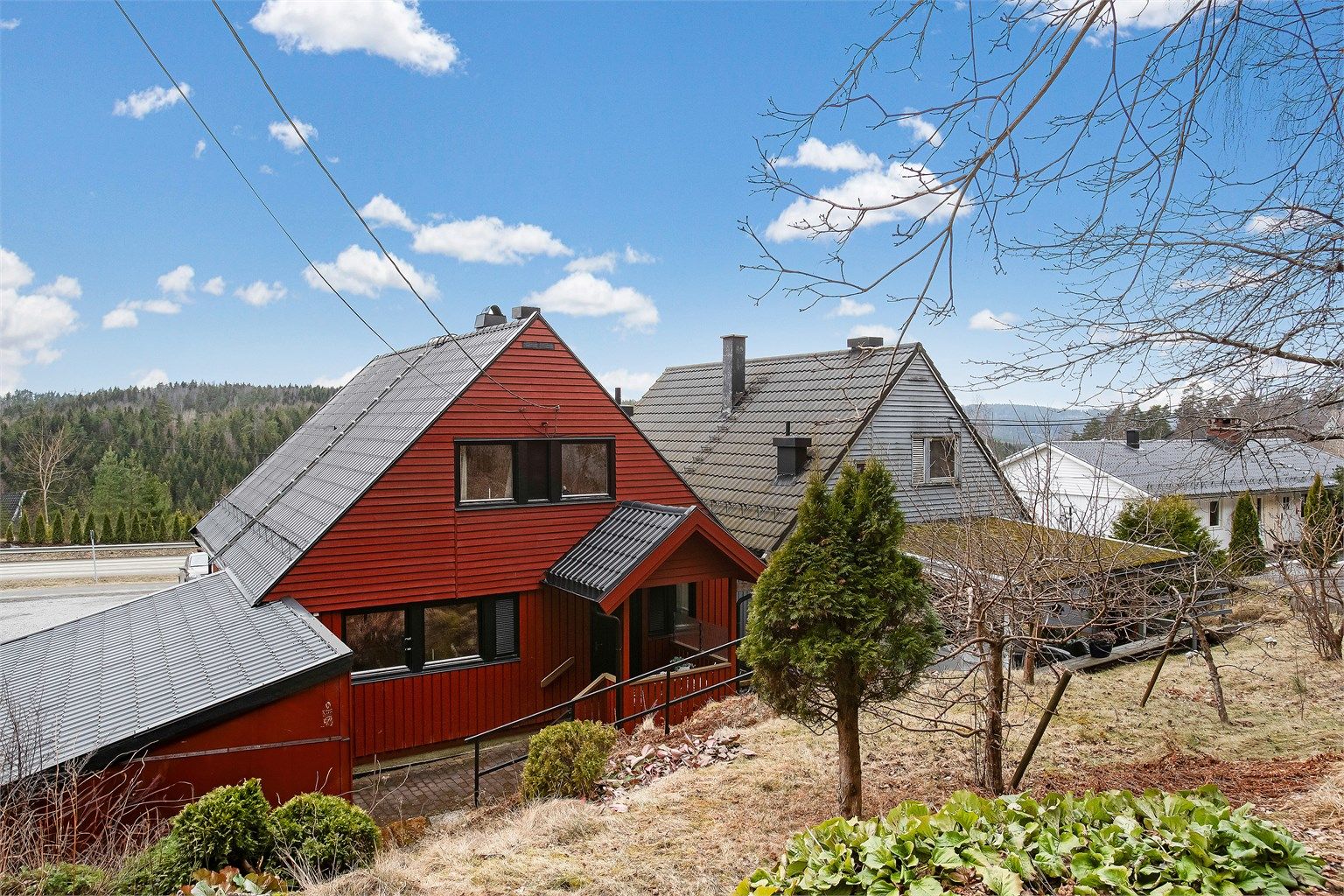 Kjedet enebolig over tre etasjer, samt råloft