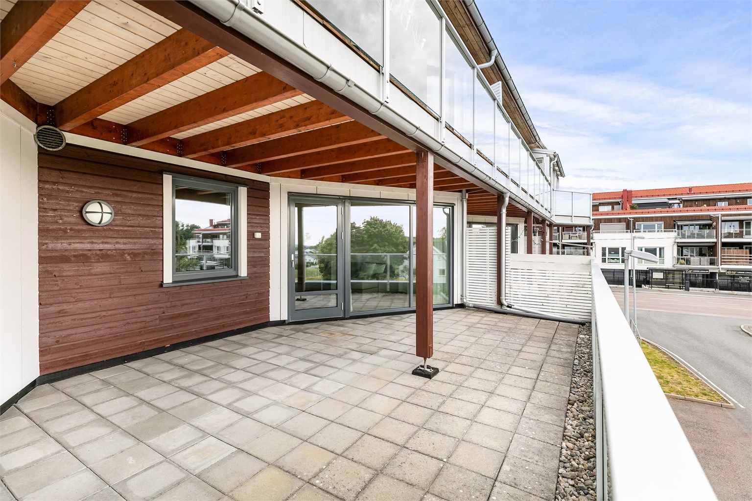 Stor terrasse er blant leilighetens fremste kvaliteter. Her får du et betydelig ekstra areal til leilighetens indre.