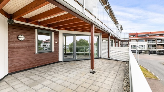 Stor terrasse er blant leilighetens fremste kvaliteter. Her får du et betydelig ekstra areal til leilighetens indre.