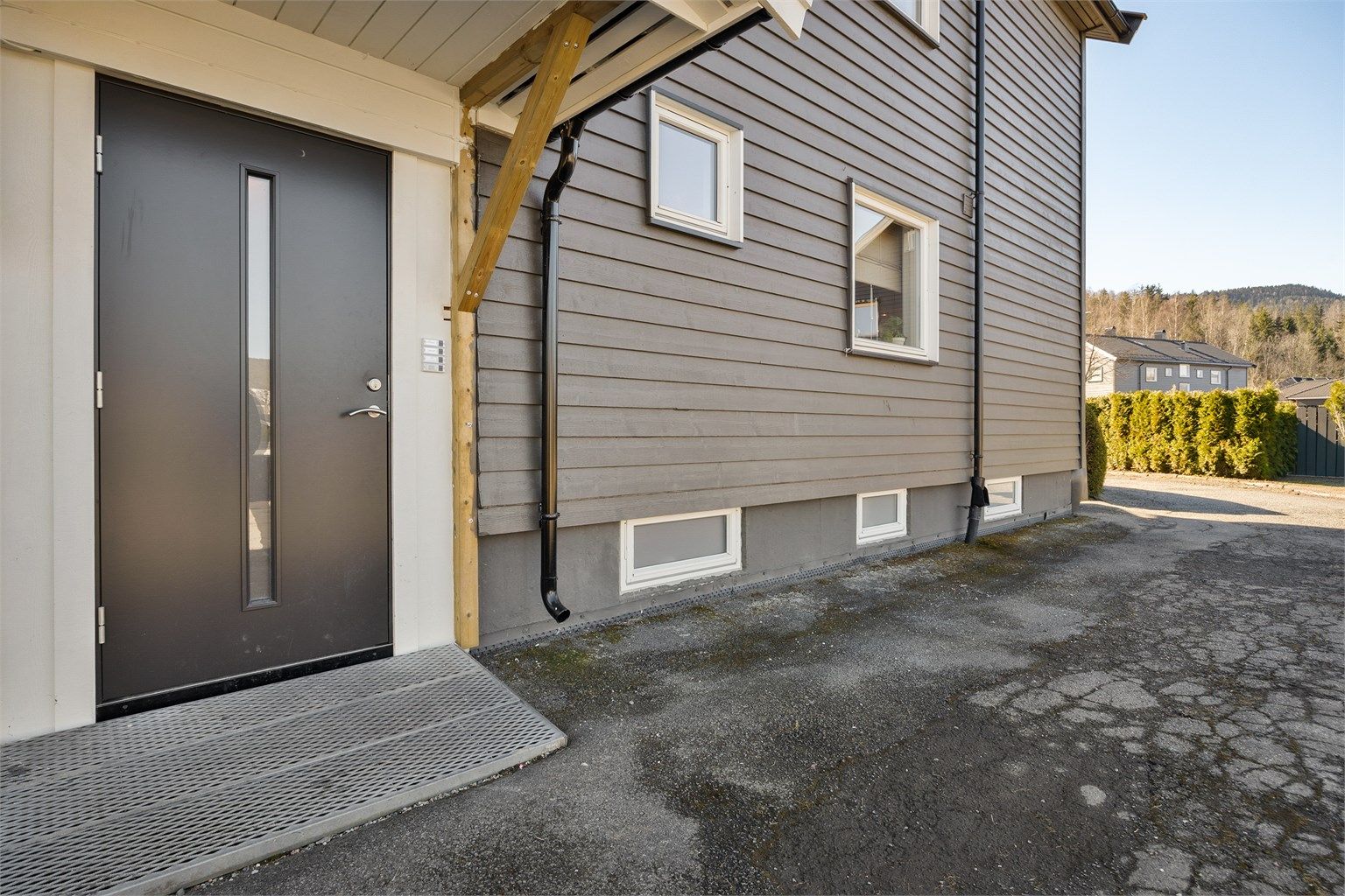 Felles overbygget inngangsparti med videre trappeadkomst til leilighetens etasjeplan (2. etasje)