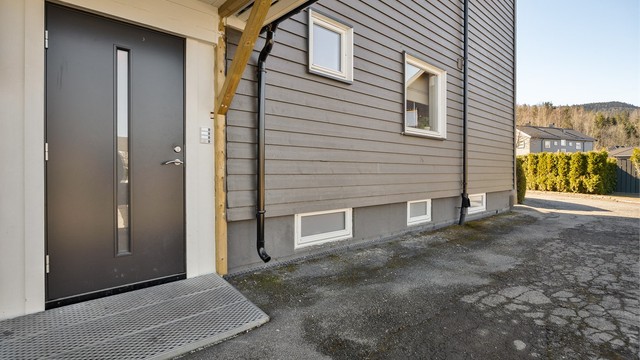 Felles overbygget inngangsparti med videre trappeadkomst til leilighetens etasjeplan (2. etasje)