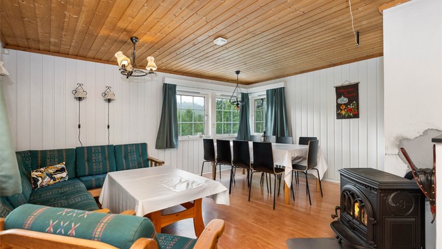 Den tredje stuen, med god plass til både sofagruppe og spisebord.