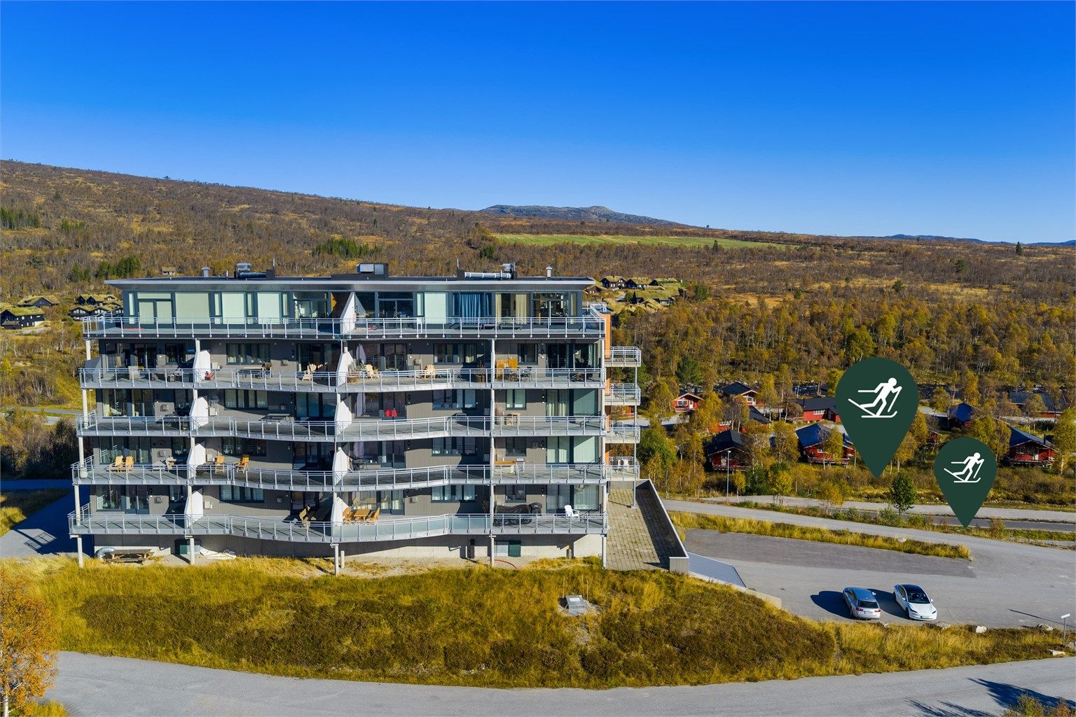 Solrikt med ski og lysløyper rett utenfor.