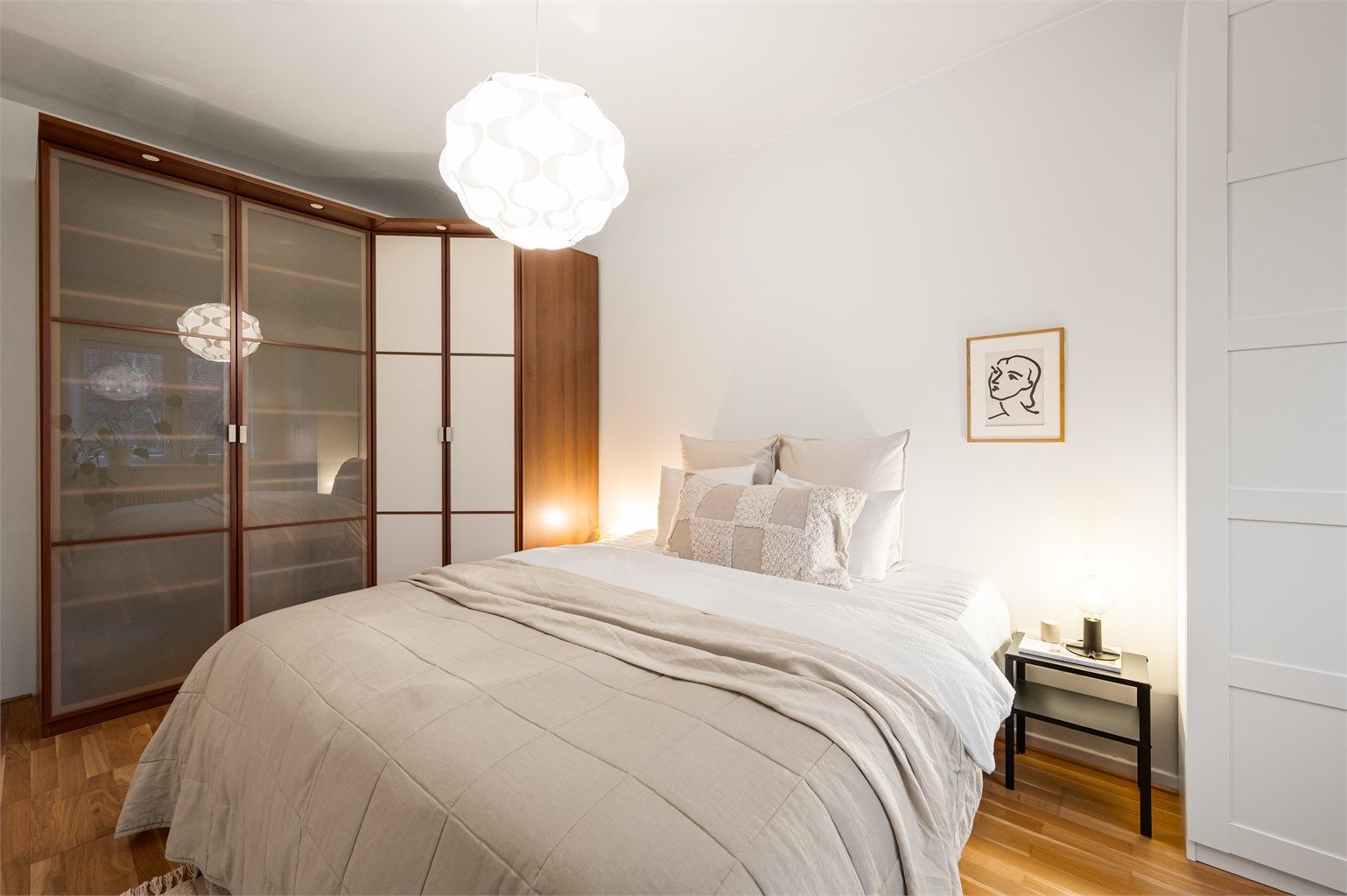 Soverommet vender ut mot rolige fellesarealer. 