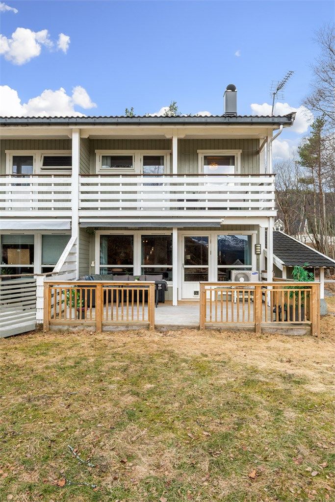 Eiendommen ligger i landlige omgivelser med umiddelbar nærhet til naturen.