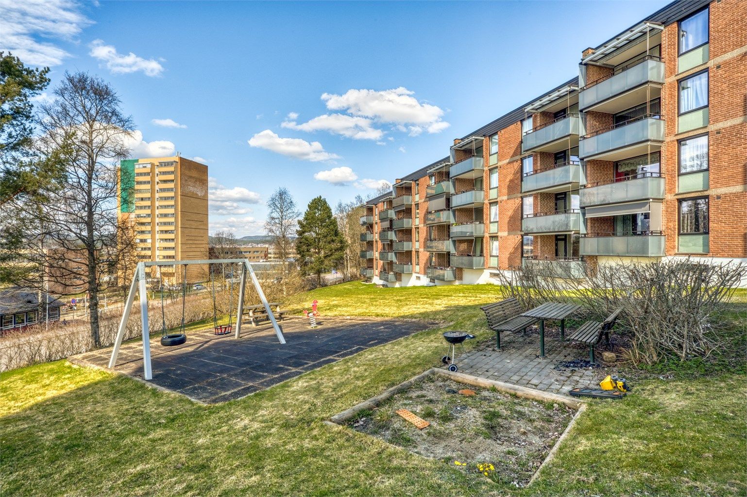 Sameiet har velholdte fellesarealer med blant annet lekeplass.