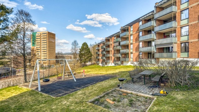 Sameiet har velholdte fellesarealer med blant annet lekeplass.