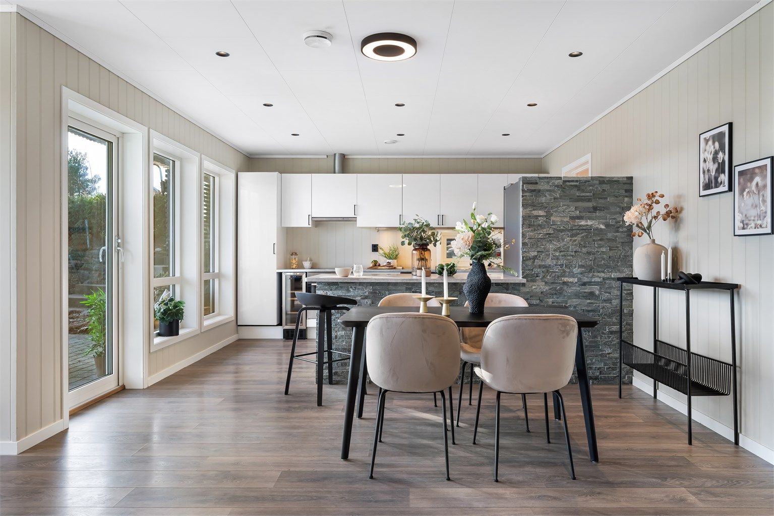 Spiseplass ved barløsning og spisestue