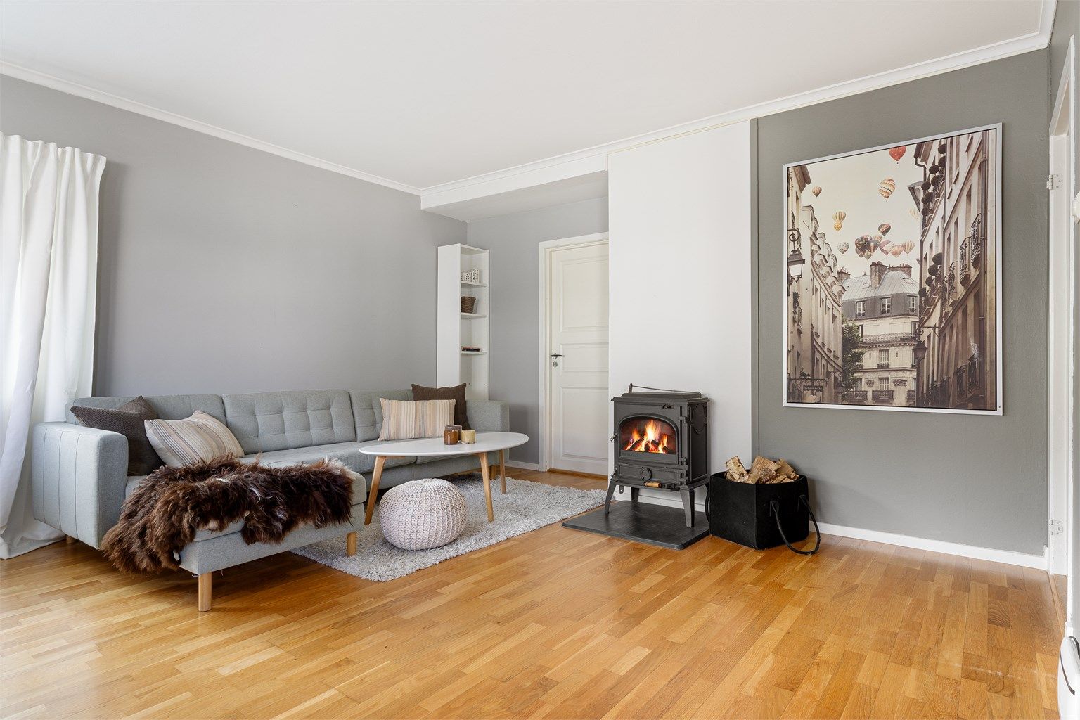 Med unntak av badet, er gulvflatene belagt med parkett og veggene har malte flater samt noen tapetserte flater