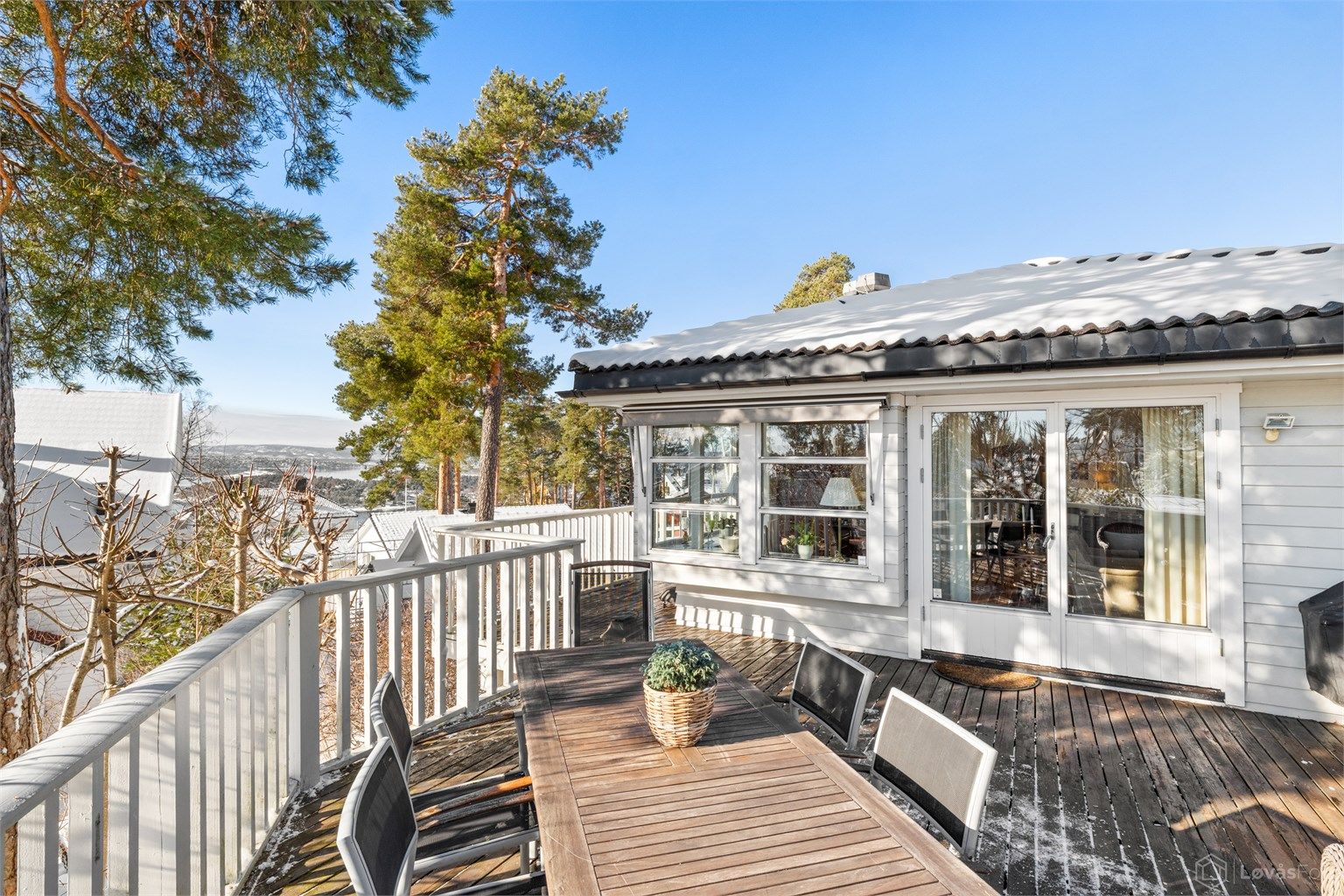 Stor og solrik terrasse – perfekt for lange sommerkvelder og uformelle sammenkomster