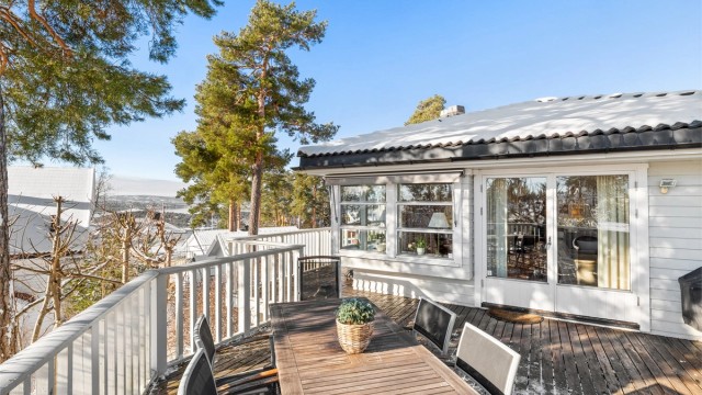 Stor og solrik terrasse – perfekt for lange sommerkvelder og uformelle sammenkomster