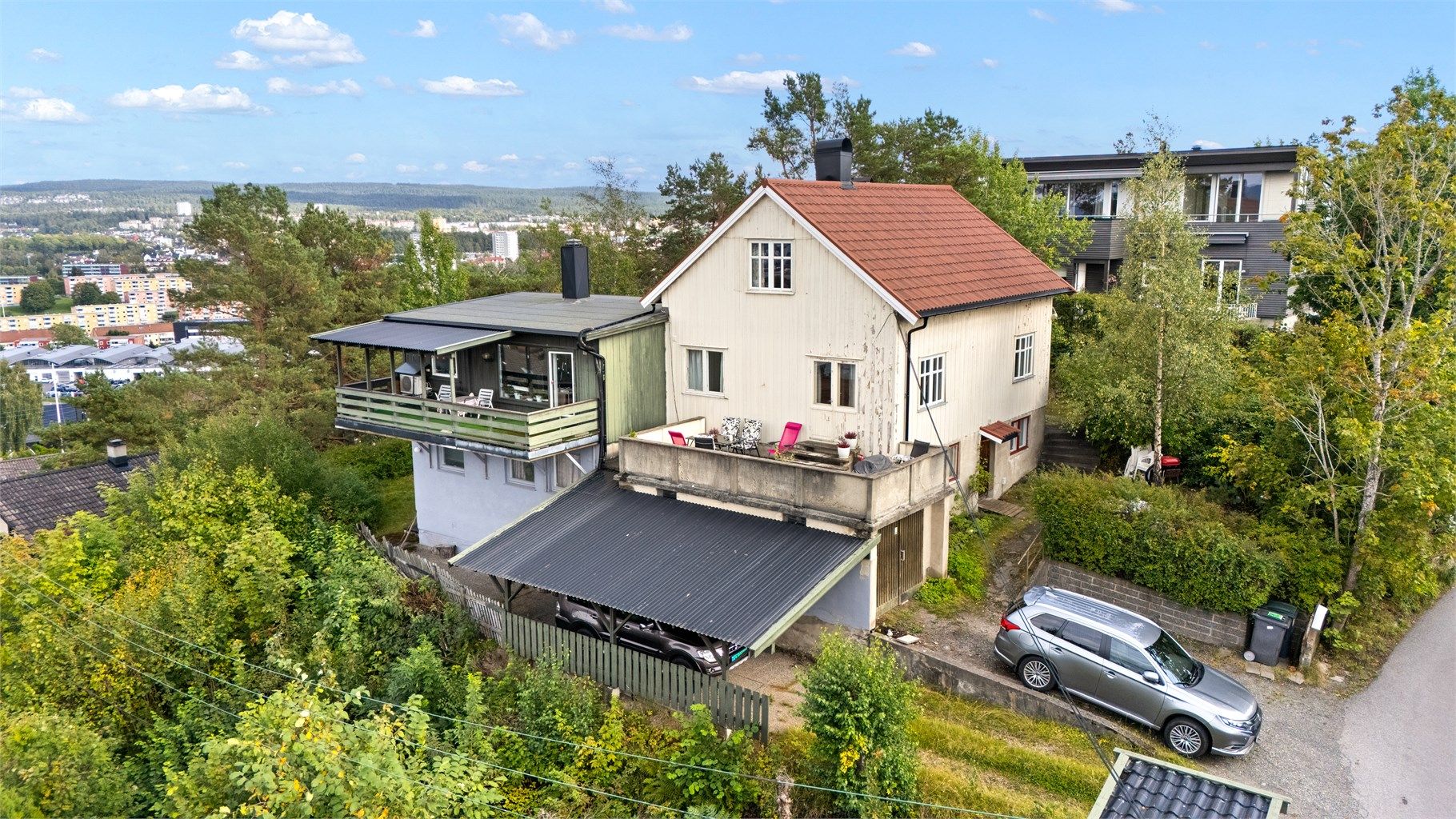 Boligen er oppført i 1950 og fremstår med betydelig oppgraderingsbehov, men gir en sjelden mulighet til å forme et hjem med særpreg i et attraktivt og rolig område. 