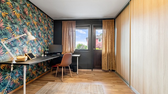 Det andre soverommet i etasjen, her innredet som kontor, har god lagringsplass i skyvedørsgarderobe.