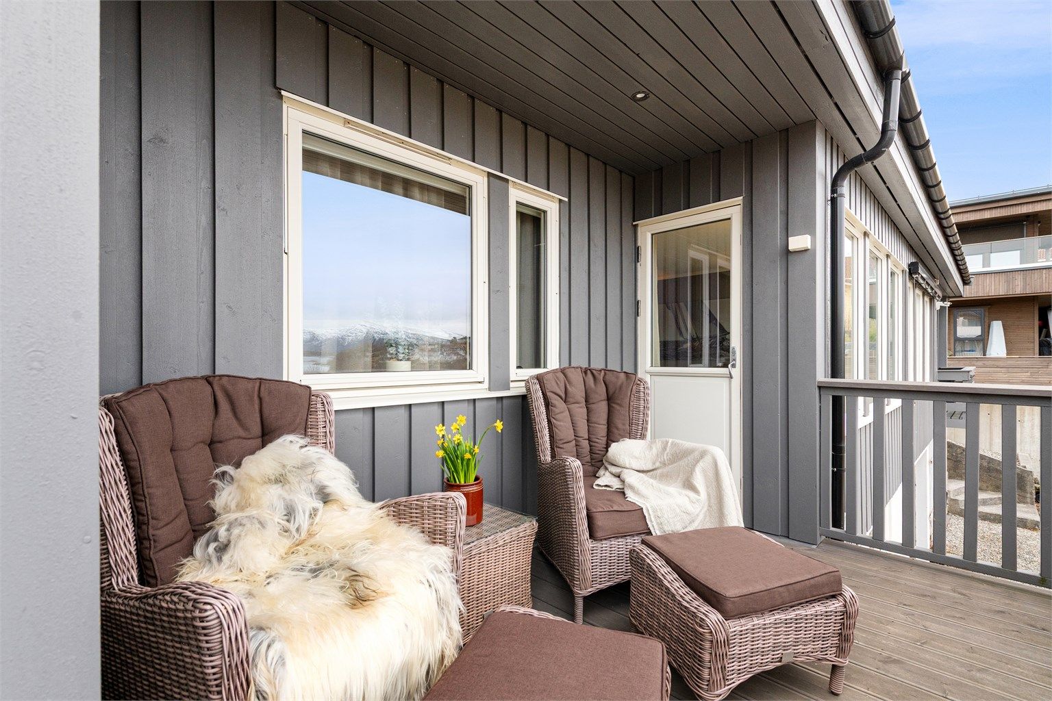 En lun og usjenert krok på terrassen, perfekt for avslapning