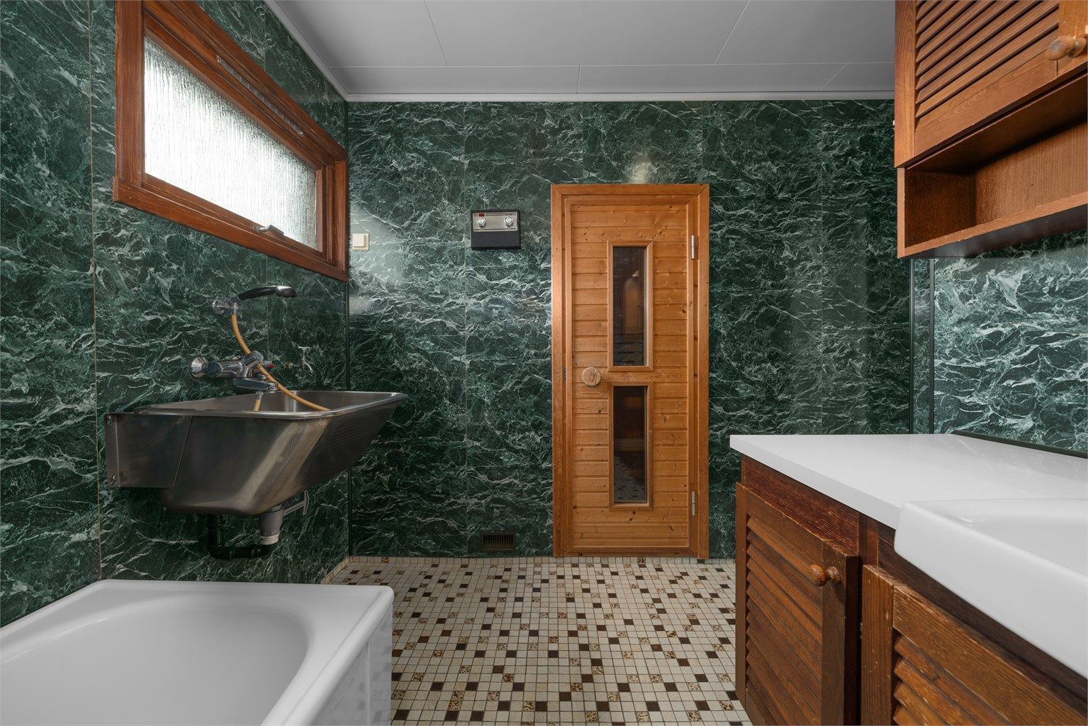 Fra badet er det direkte inngang til boligens badstue.