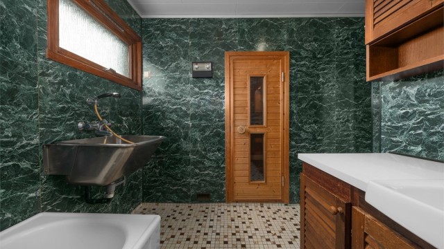 Fra badet er det direkte inngang til boligens badstue.